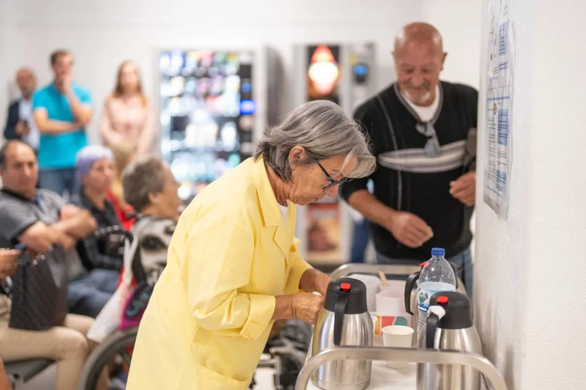 Os voluntários dão café, chá e bolachas a quem espera