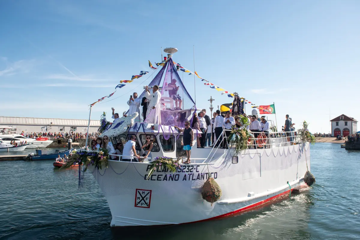 Multidão assistiu das margens à enorme manifestação de fé dos pescadores