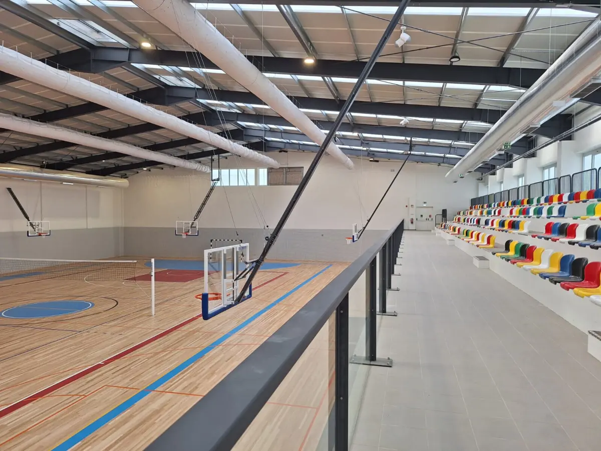 Pavilhão localiza-se em Santa Marinha, junto à escola básica, na Rua do Choupelo