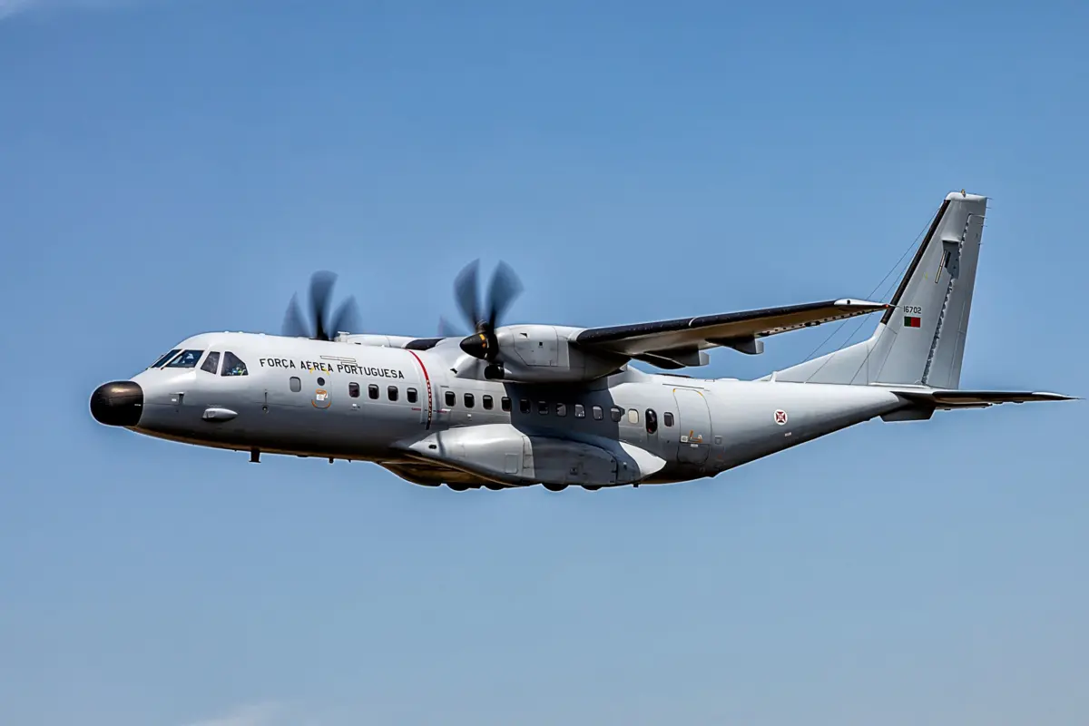 Bebé nasce a bordo de avião da Força Aérea nos Açores