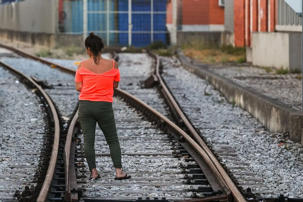 Ana (nome fictício), 36 anos, vive numa tenda debaixo de um viaduto há um ano e meio