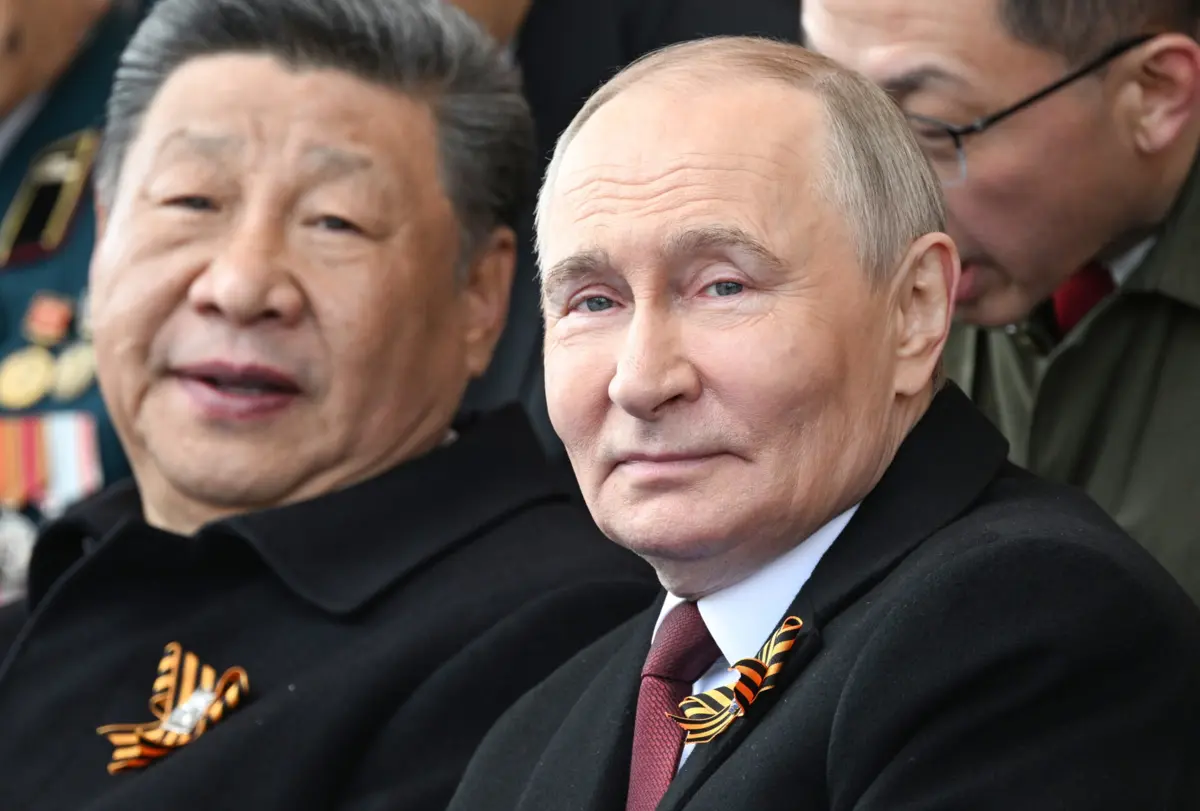 Xi Jinping ao lado de Vladimir Putin