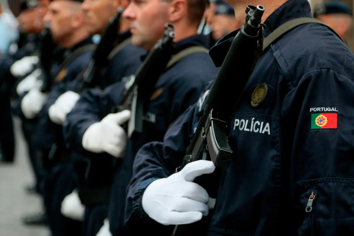 Agentes e oficiais da PSP estão obrigados a permanecer um período mínimo antes de abandonarem instituição