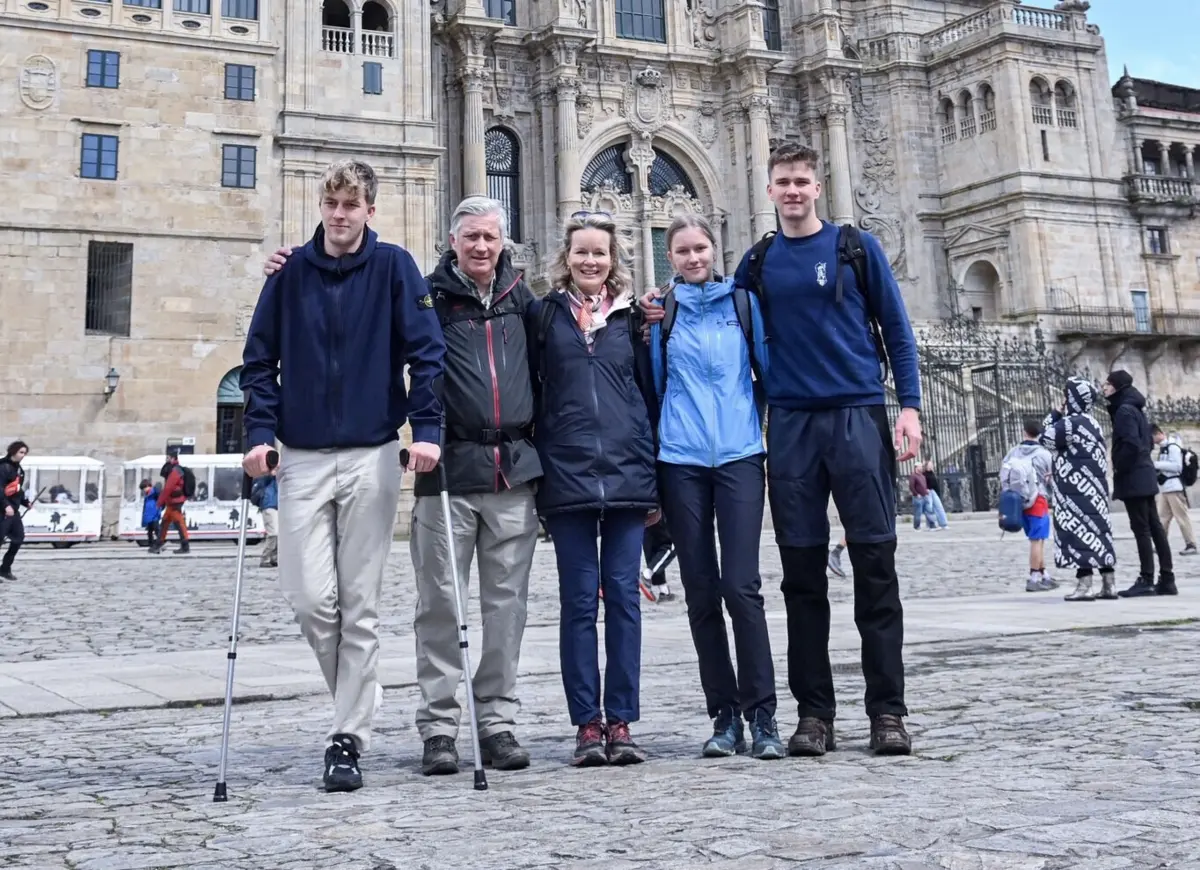 Os reis Philippe e Mathilde com os príncipes Emmanuel, Eléonore e Gabriel, em frente à Catedral