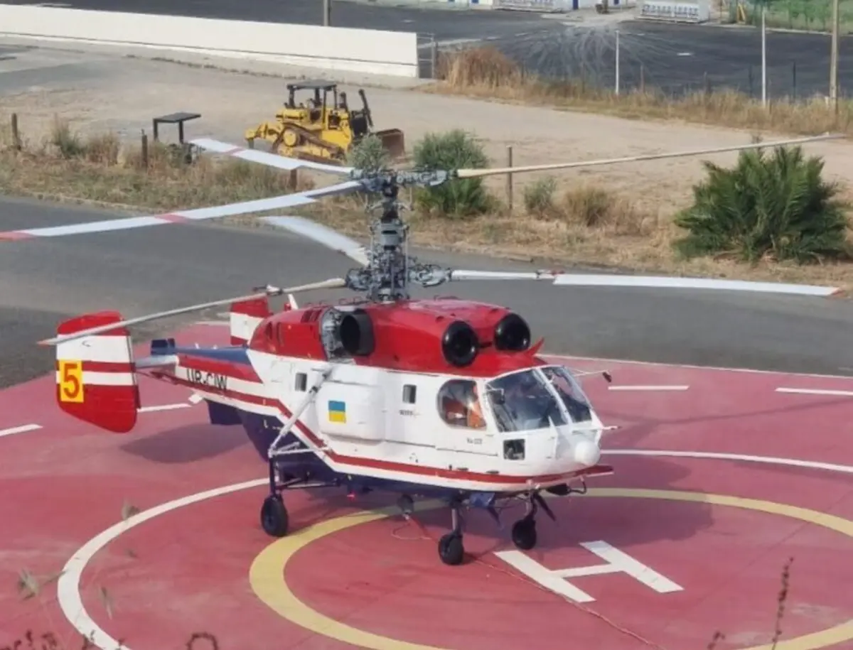 Helicóptero de combate a incêndios rurais desloca-se diariamente entre o Algarve e o Alentejo