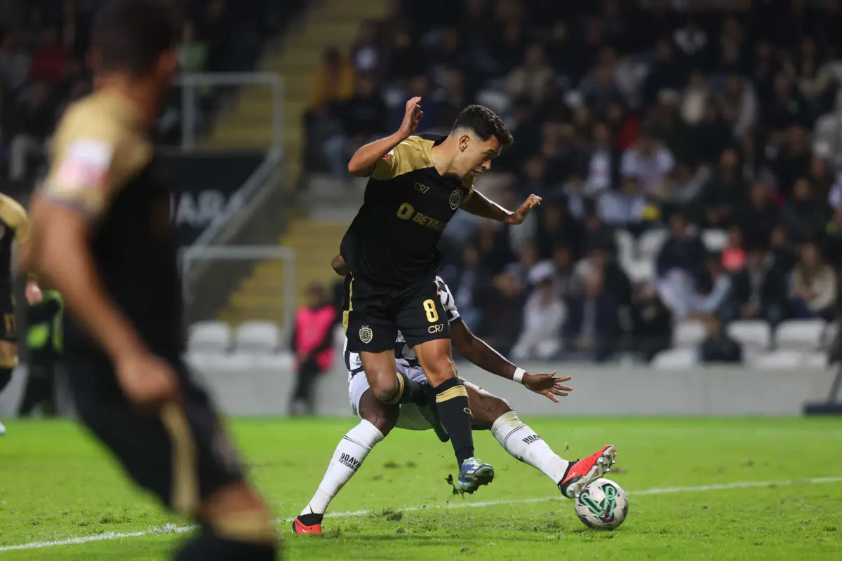 Momento de magia de Pedro Gonçalves, que pouco antes acertara no poste, sentenciou o jogo no Bessa a favor dos leões