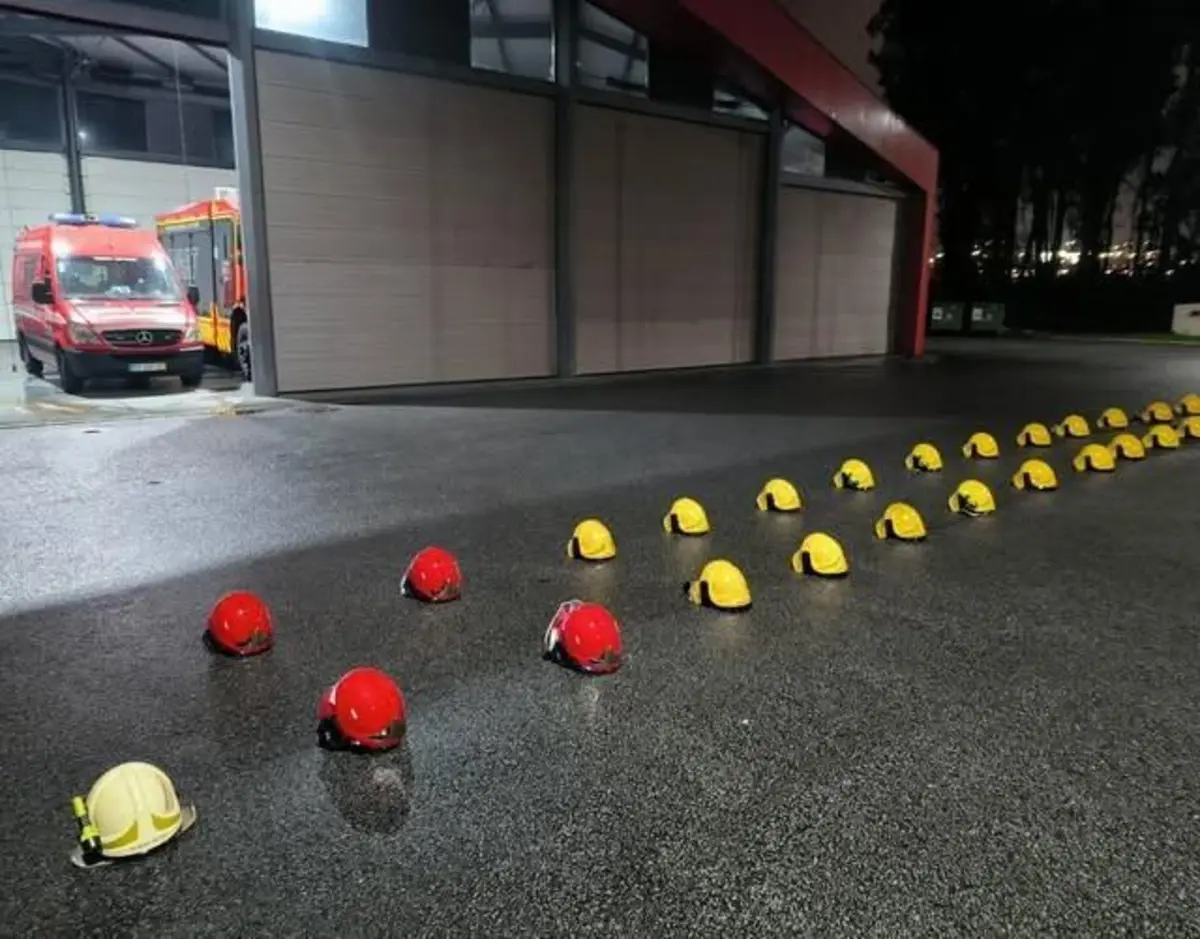 Capacetes em frente ao quartel como forma de protesto