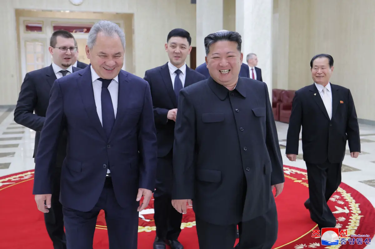 O secretário do Conselho de Segurança russo, Sergei Shoigu, com o líder norte-coreano Kim Jong-un