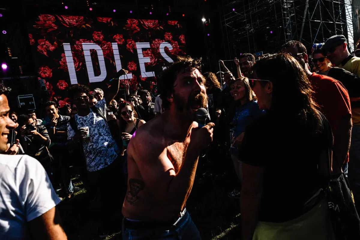 O vibrante vocalista Joe Talbot comanda a poderosa máquina de som rock dos Idles.