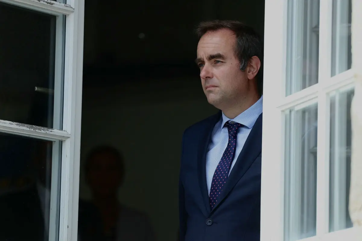 De 39 anos, Sébastien Lecornu assume-se como um defensor da estabilidade, num contexto de sucessivas mudanças de governo