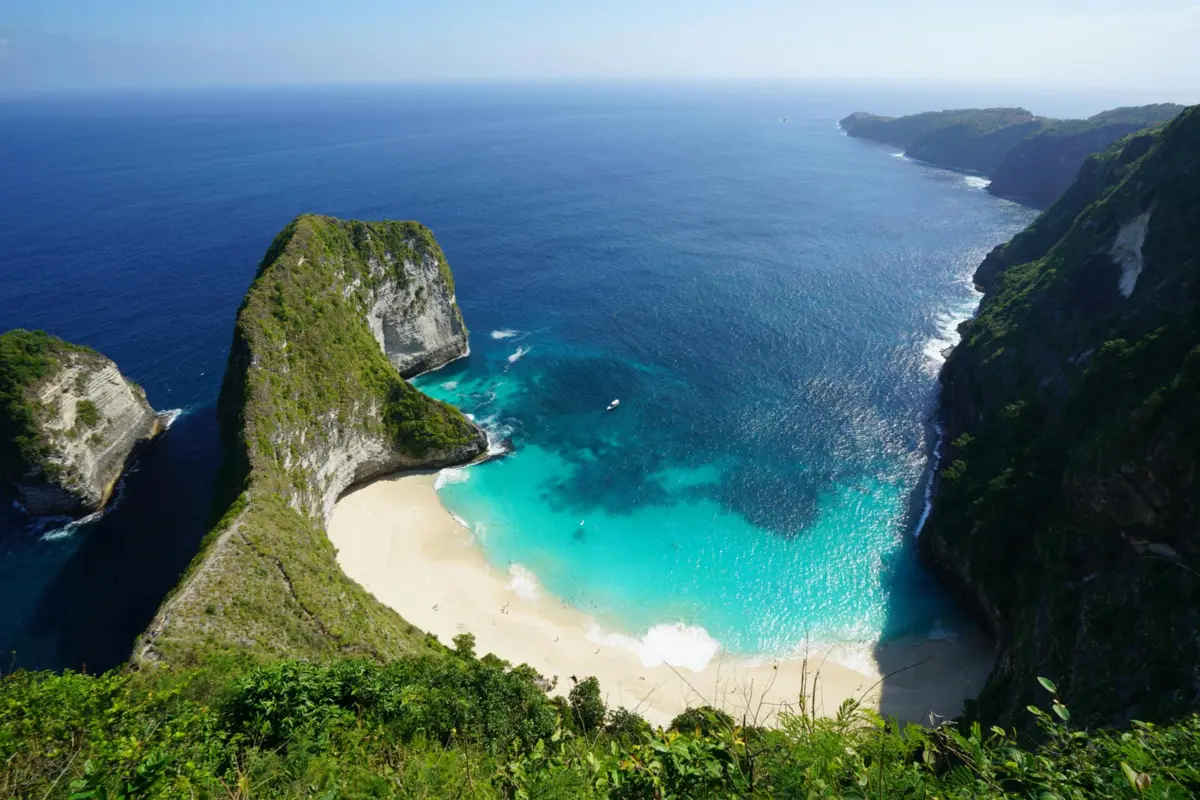 Praia de Kelingking, na ilha de Nusa Penida, junto a Bali, na Indonésia