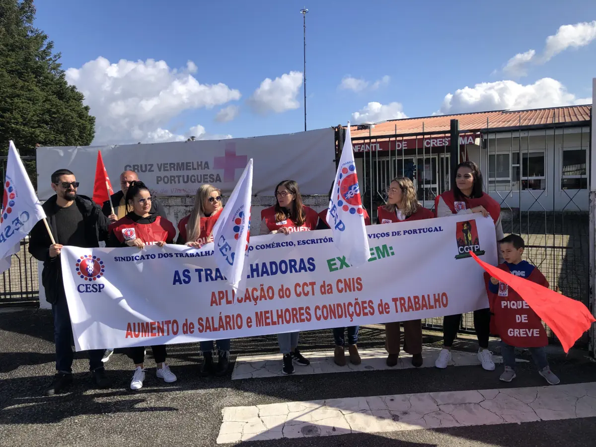 Trabalhadoras protestaram à porta da instituição, em Gaia