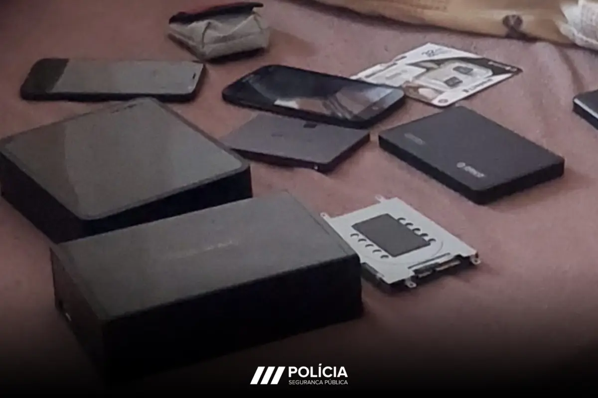 Material apreendido ao suspeito de fotografar estudante sem o seu consentimento