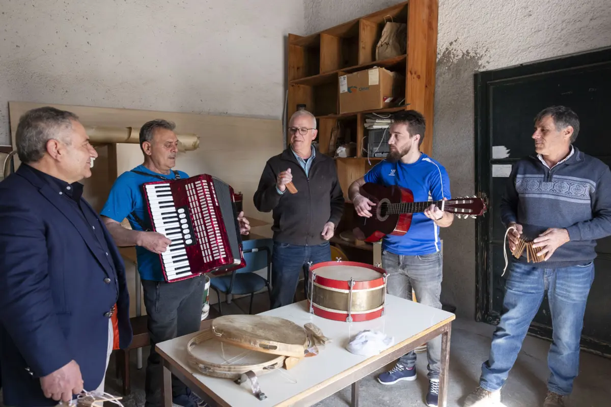 Nuno Pires, diretor da cadeia, assiste às explicações do professor Paulo Preto aos reclusos