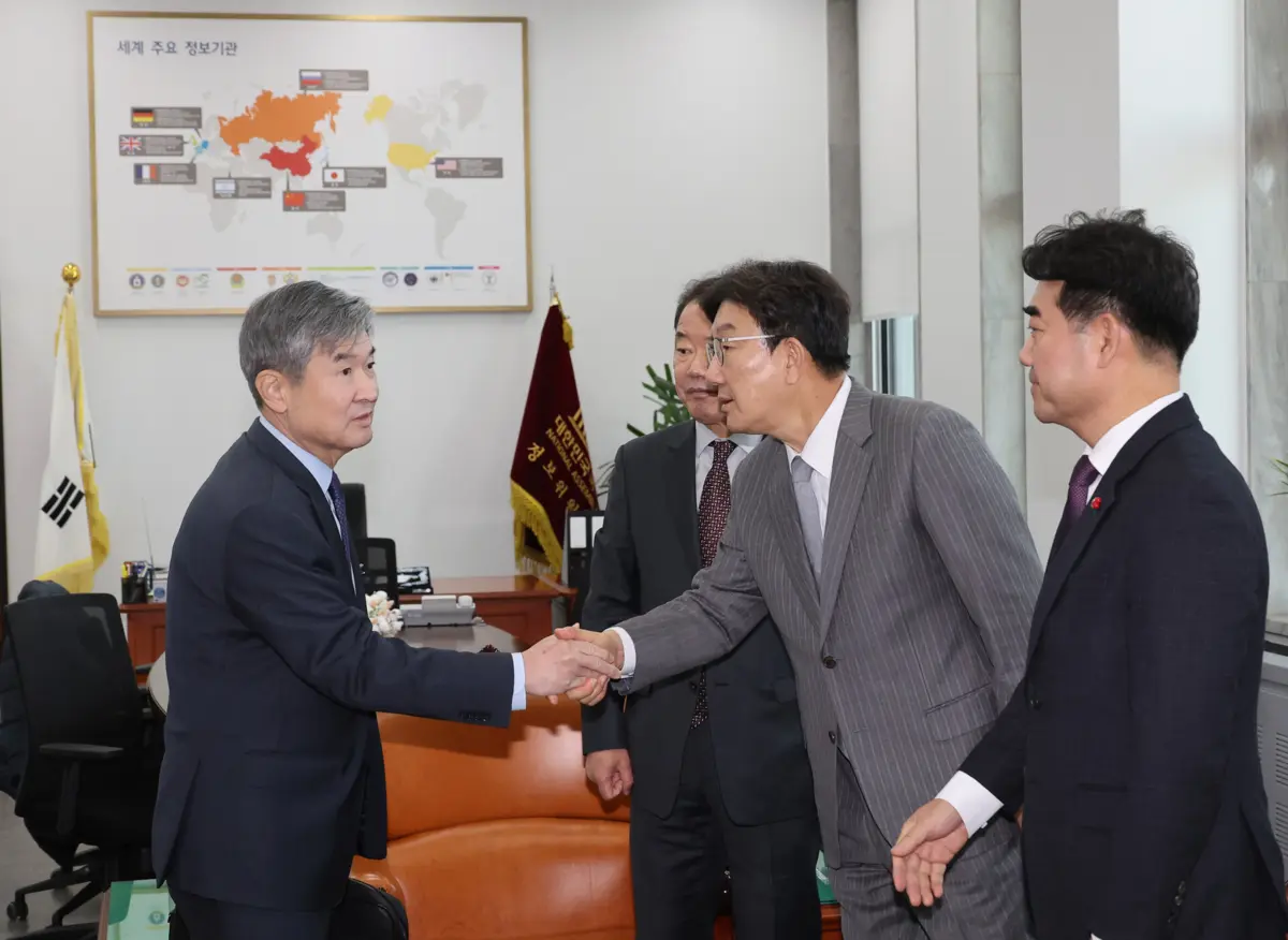 Reunião com deputados sobre a participação da Coreia do Norte na guerra na Ucrânia: chefe dos serviços secretos de Seul, Cho Tae-yong, à esquerda na imagem,