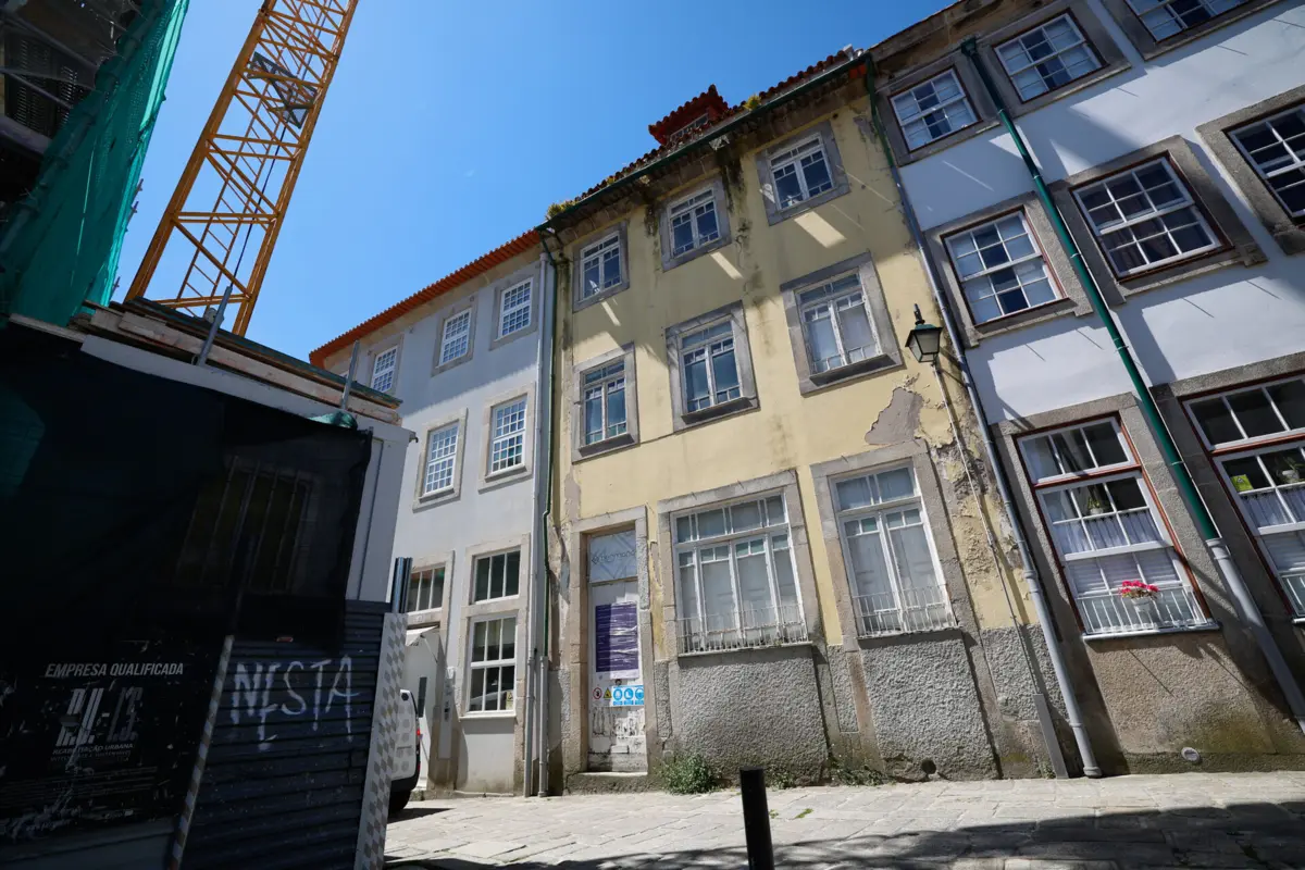 Edifício histórico fica entre o Beco dos Redemoinhos e a Rua de D. Hugo
