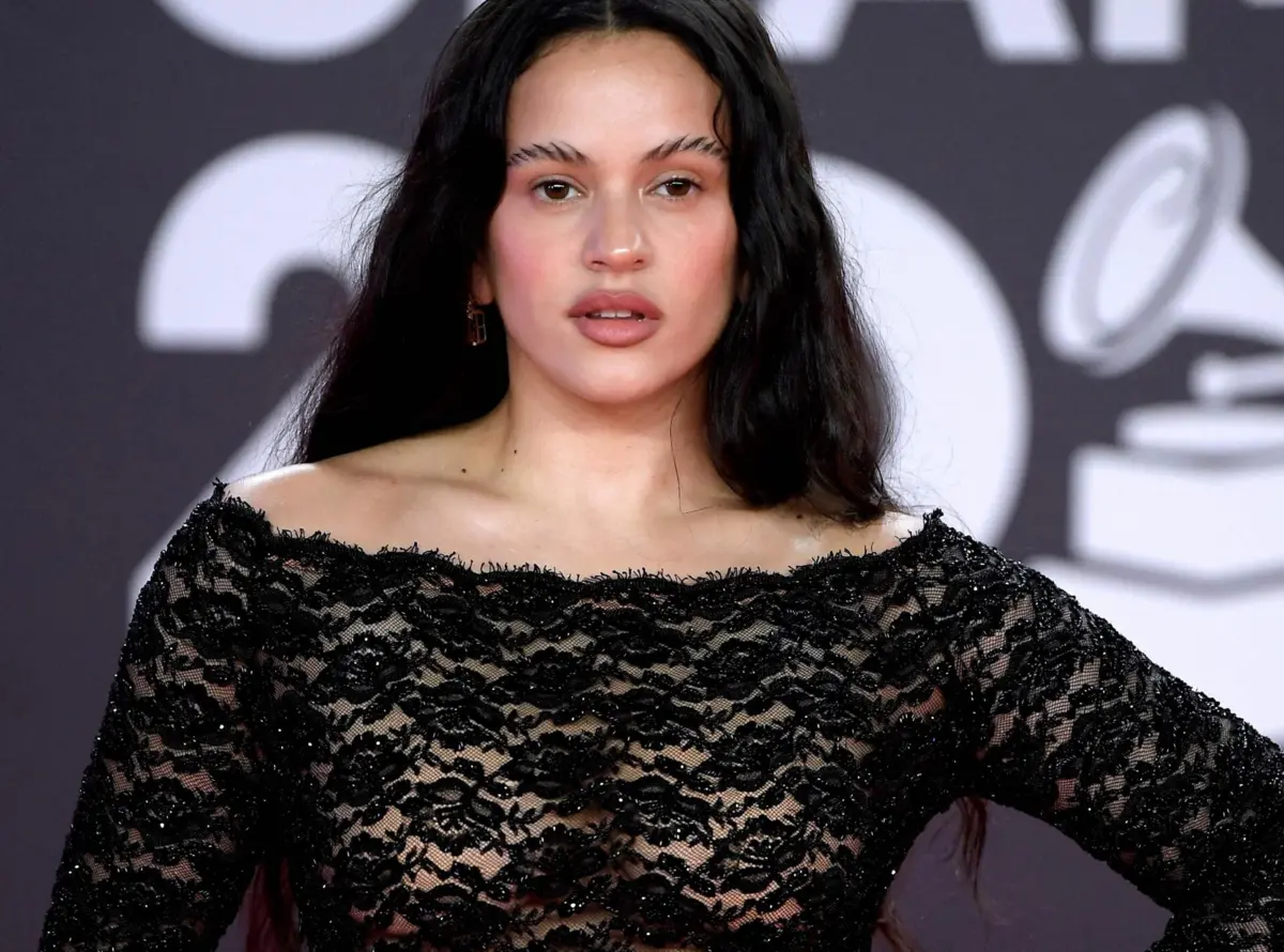 Gesto de Rosalía durante entrevista é visto como má influência para os jovens