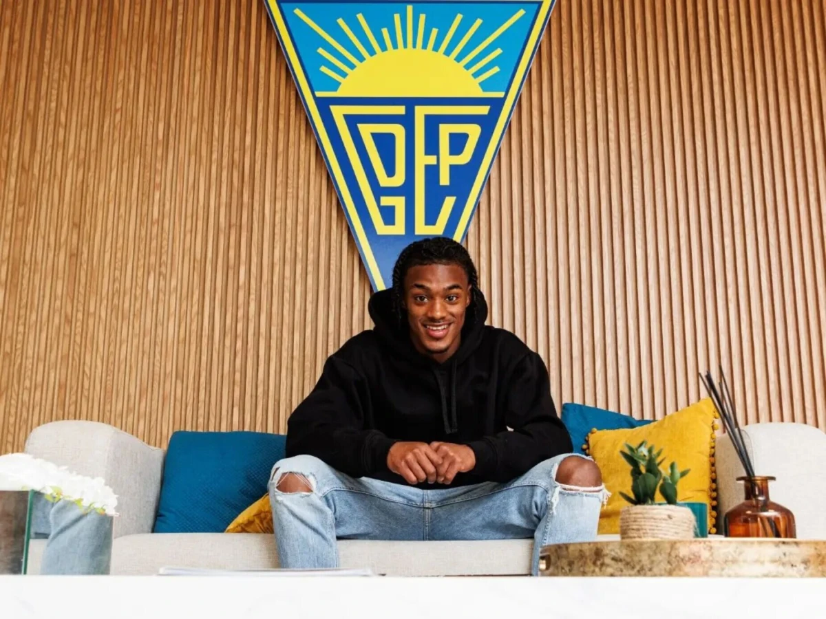 Wagner Pina afirmou-se, esta época, no Estoril, onde já soma 26 jogos e uma assistência. Aos 21 anos, desperta a cobiça de vários clubes