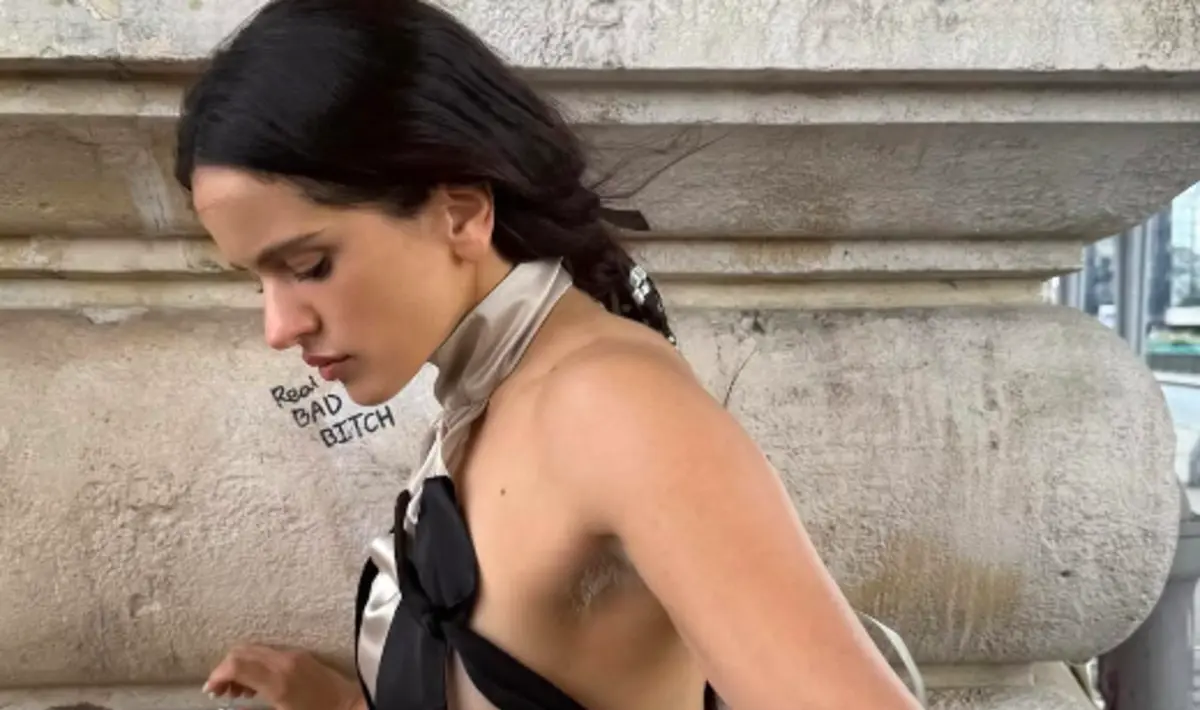 Imagem de contexto do artigo Rosalía descolorou os pelos das axilas e tornou-se viral. Dermatologista explica cuidados e alternativas