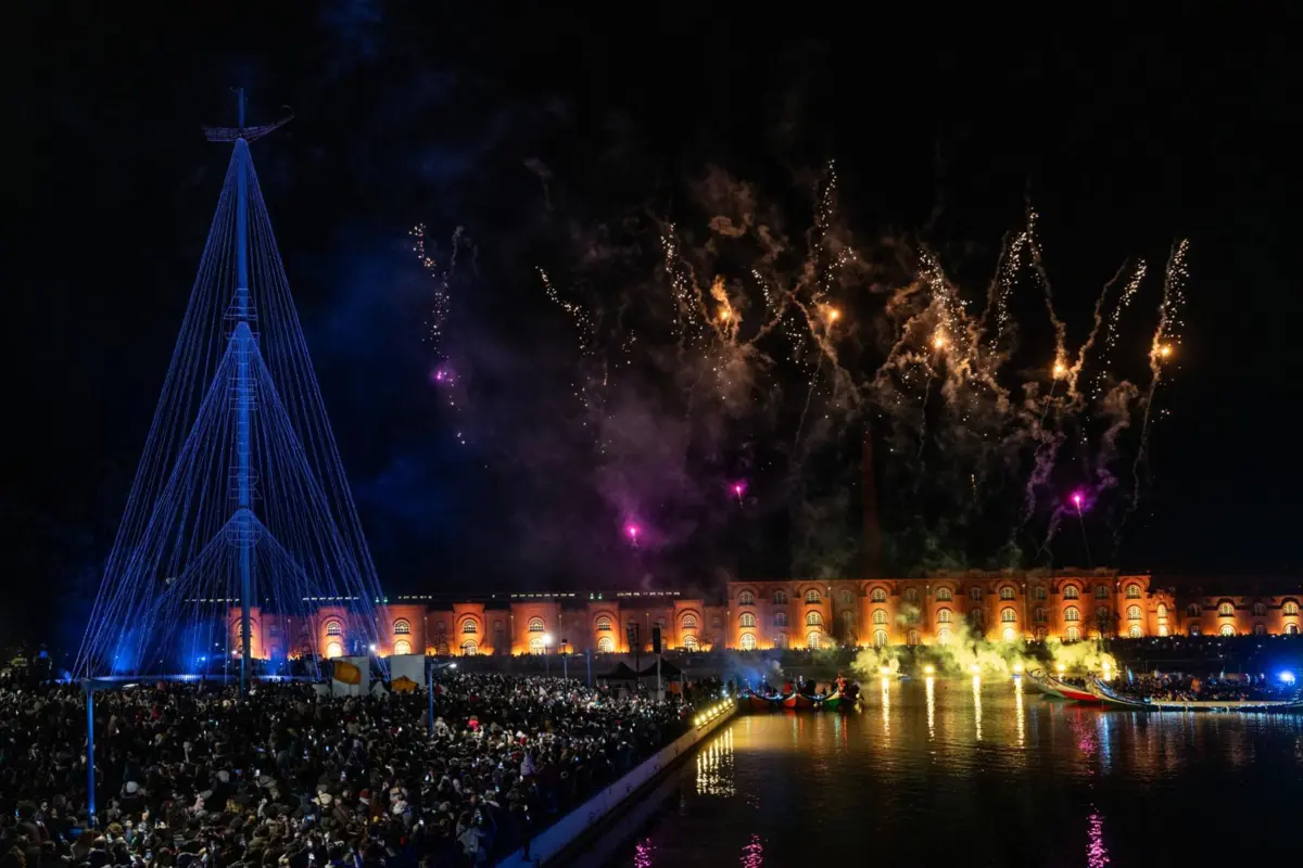 Multidão junto à ria apreciou sete minutos de espetáculo piromusical.