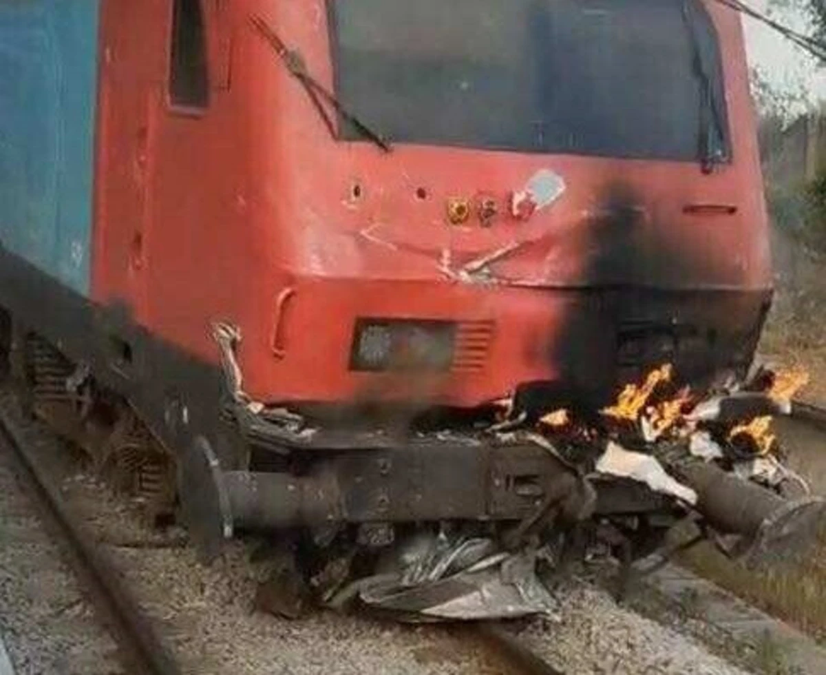 O comboio colidiu com um veículo pesado na passagem de nível de Alpedrinha