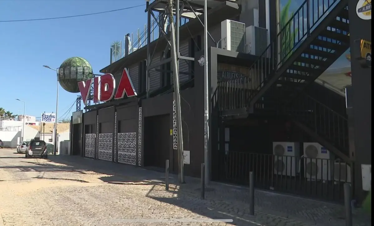 Arguida diz que desavenças começaram no interior de uma discoteca por causa de um encontrão