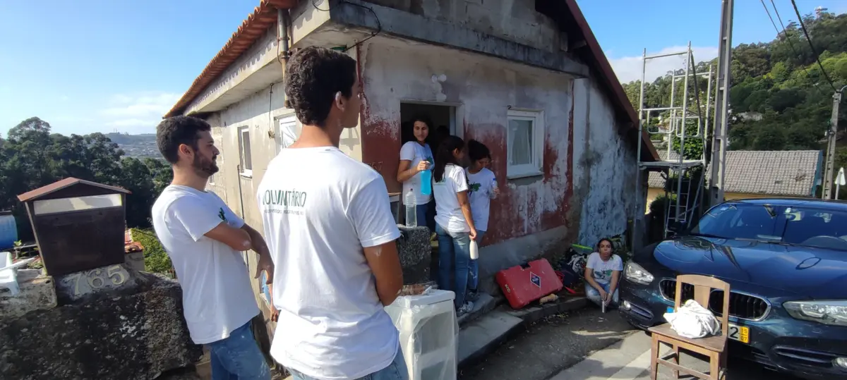 Jovens voluntários ajudam a reconstuir casa em Famalicão