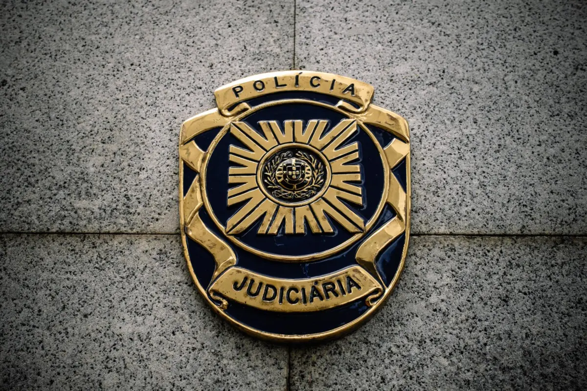 A embarcação tinha apenas jerricãs de combustível