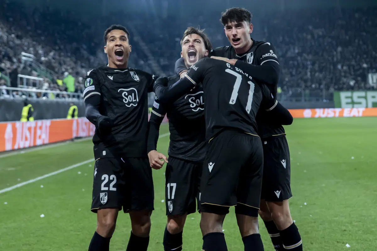 Jogadores vimaranenses festejam o golo de Nuno Santos (17), o primeiro no triunfo na Suíça