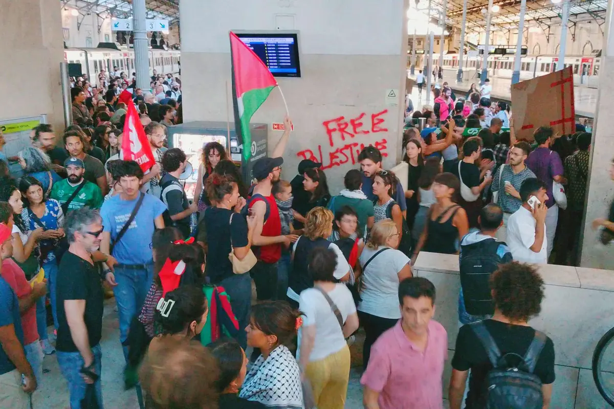 Estação ocupada por manifestantes