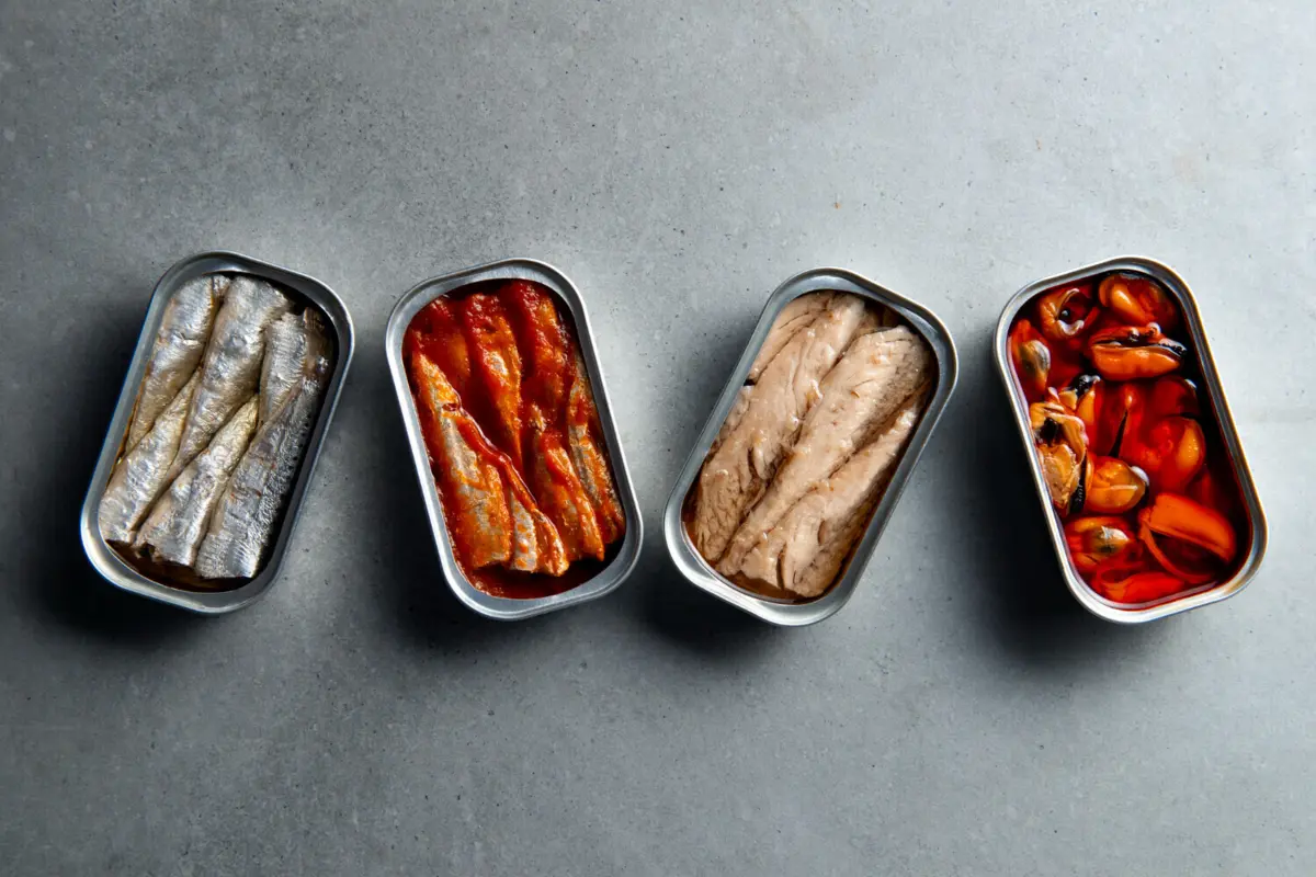 Pesquisas com roupas e acessórios com sardinhas dispararam 300% desde maio, nos EUA. Eis a tendência de verão #sardinegirl, e pode ter mão portuguesa