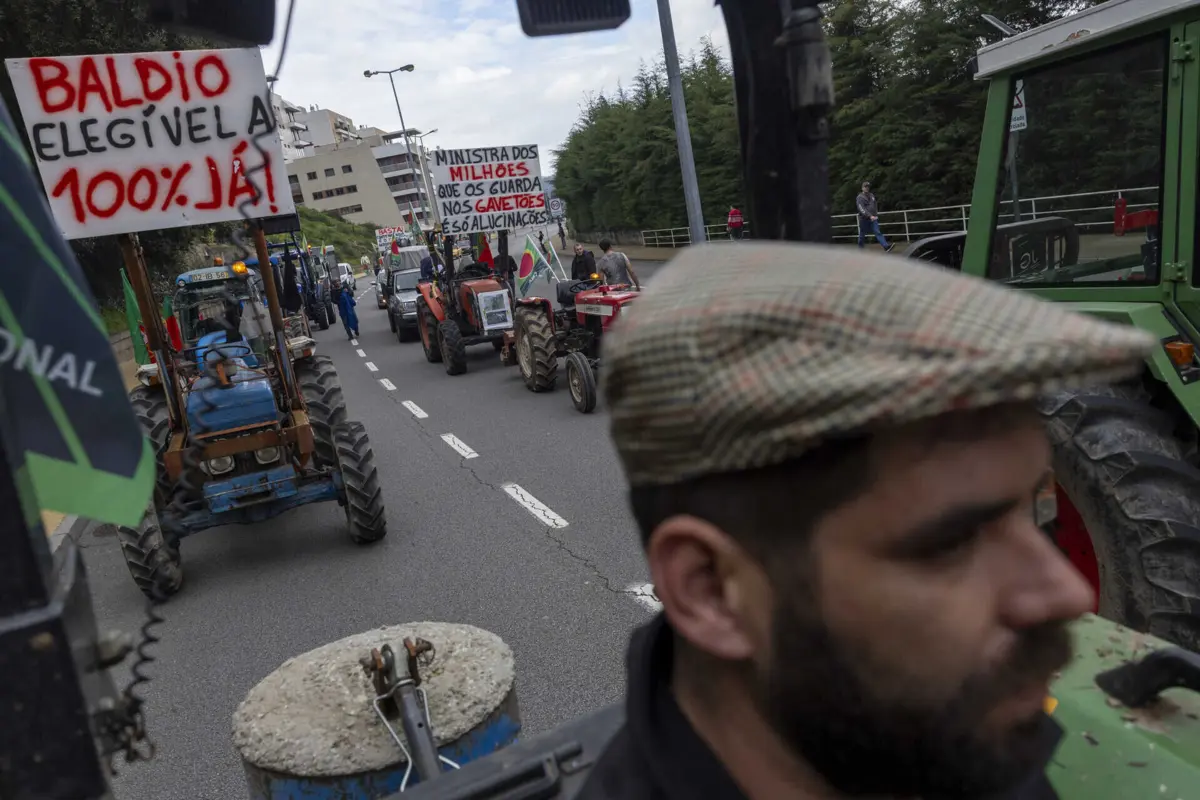 Agricultores protestaram, esta quinta-feira, numa marcha lenta em Vila Real, por melhores condições de vida