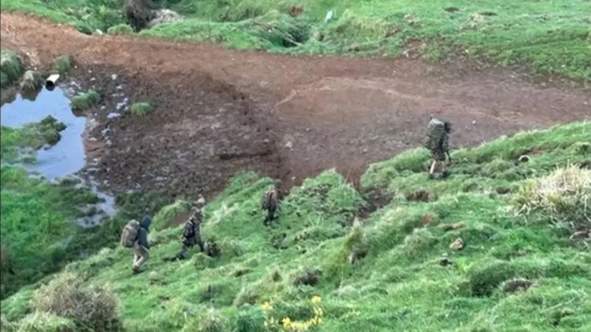 Um adulto e três crianças foram filmadas a andar