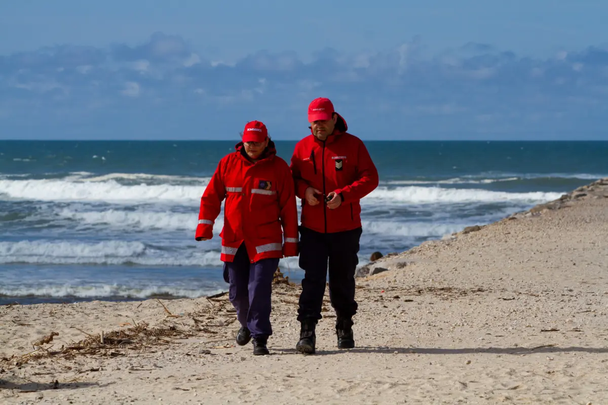 Uma pessoa retirada do mar e um bombeiro foram transportados para o Hospital de Leiria