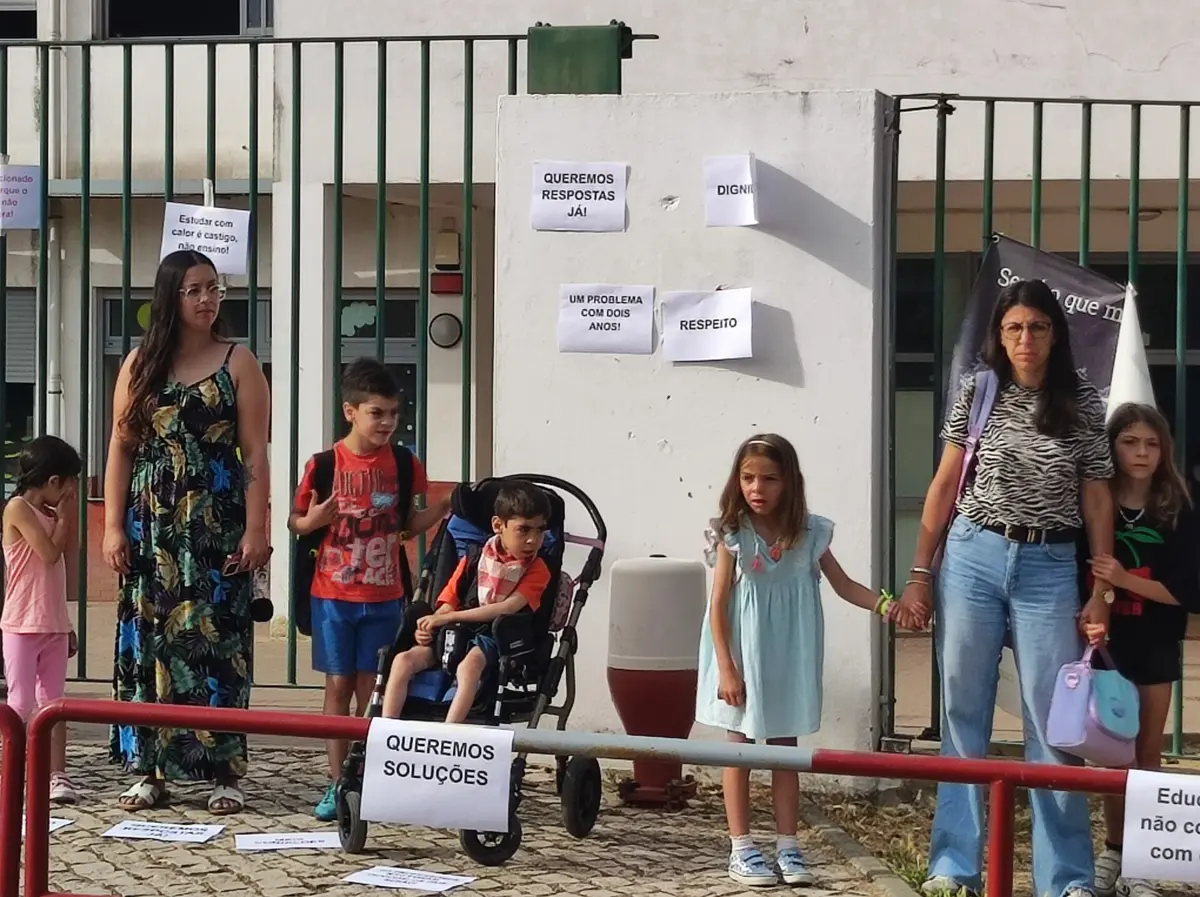 Vários encarregados de educação manifestaram-se à porta da escola
