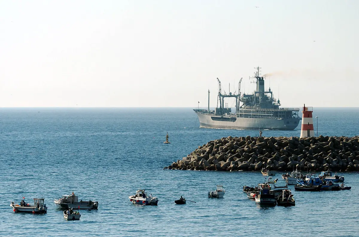 As vítimas, homens em idade laboral, assinavam contratos de trabalho e eram trazidos para Portugal, mais precisamente em Sesimbra, para trabalhar na pesca