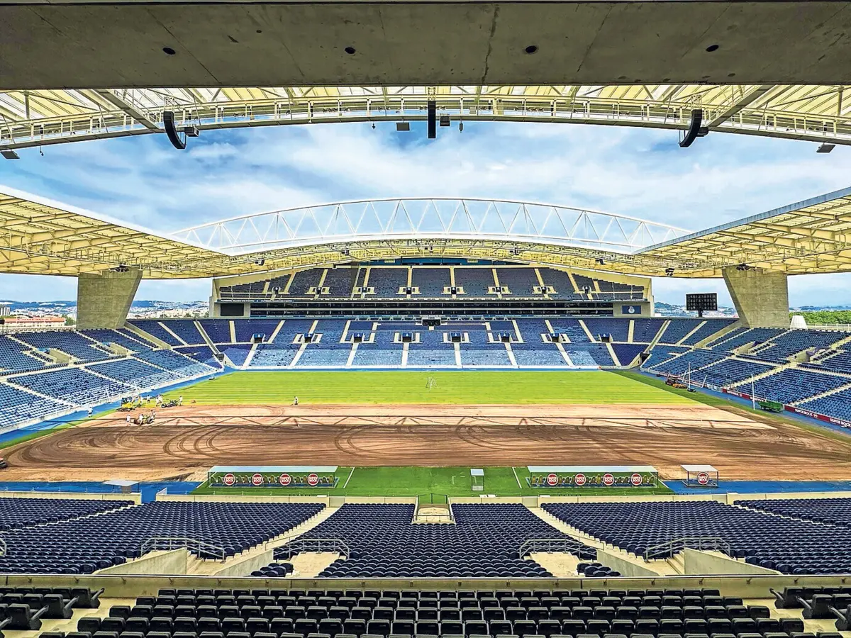 Substituição do relvado durou dez dias e o sistema híbrido fica pronto já na próxima terça-feira