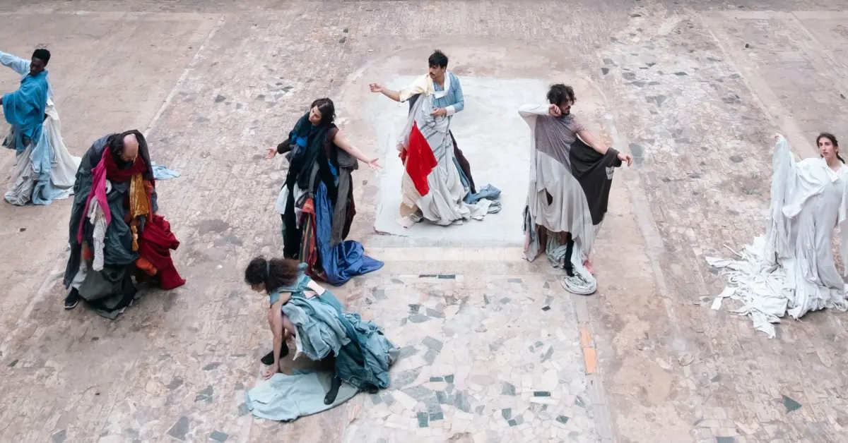 Espetáculo adapta tese de mestrado do designer de moda e figurinista Jordann Santo