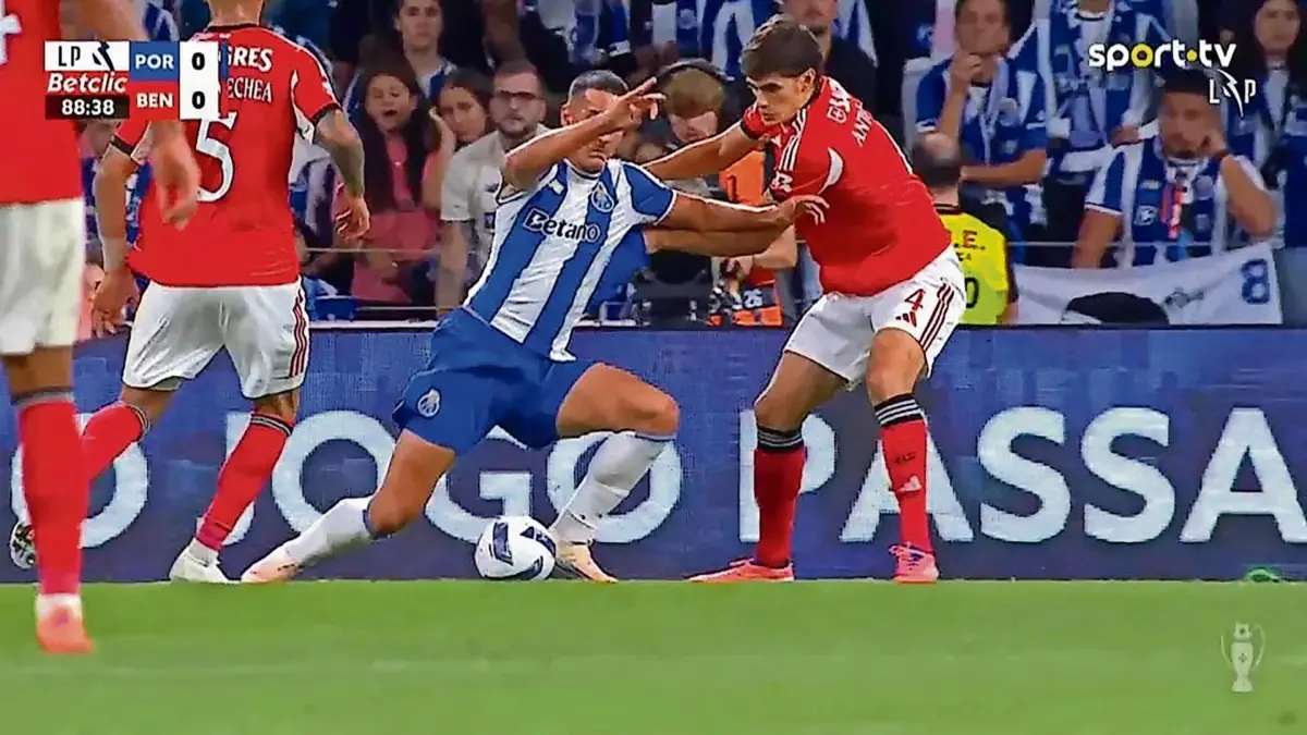 Deniz Gul e António Silva no lance mais polémico