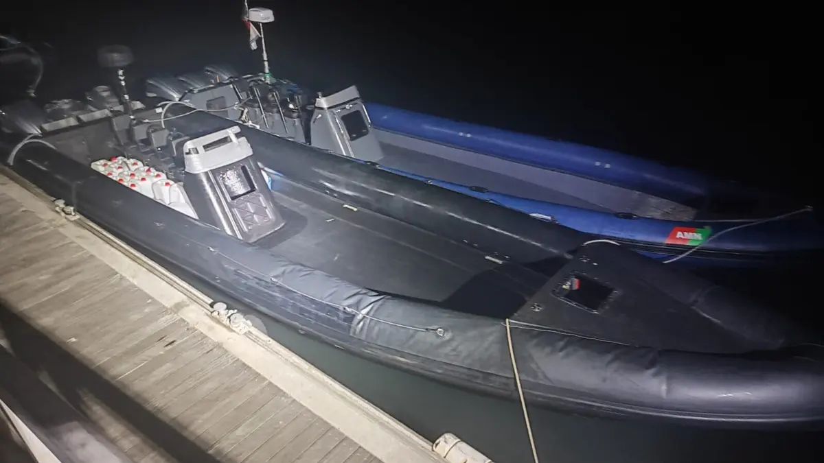 A embarcação era tripulada por três homens de nacionalidade estrangeira, com idades entre os 23 e os 57 anos