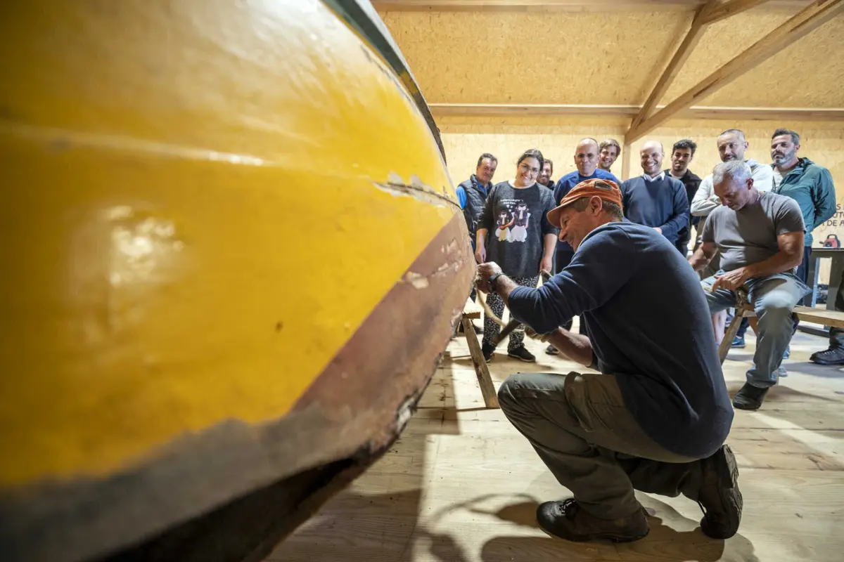 Alunos também aprendem a trabalhar baterias e outras embarcações típicas da ria de Aveiro.