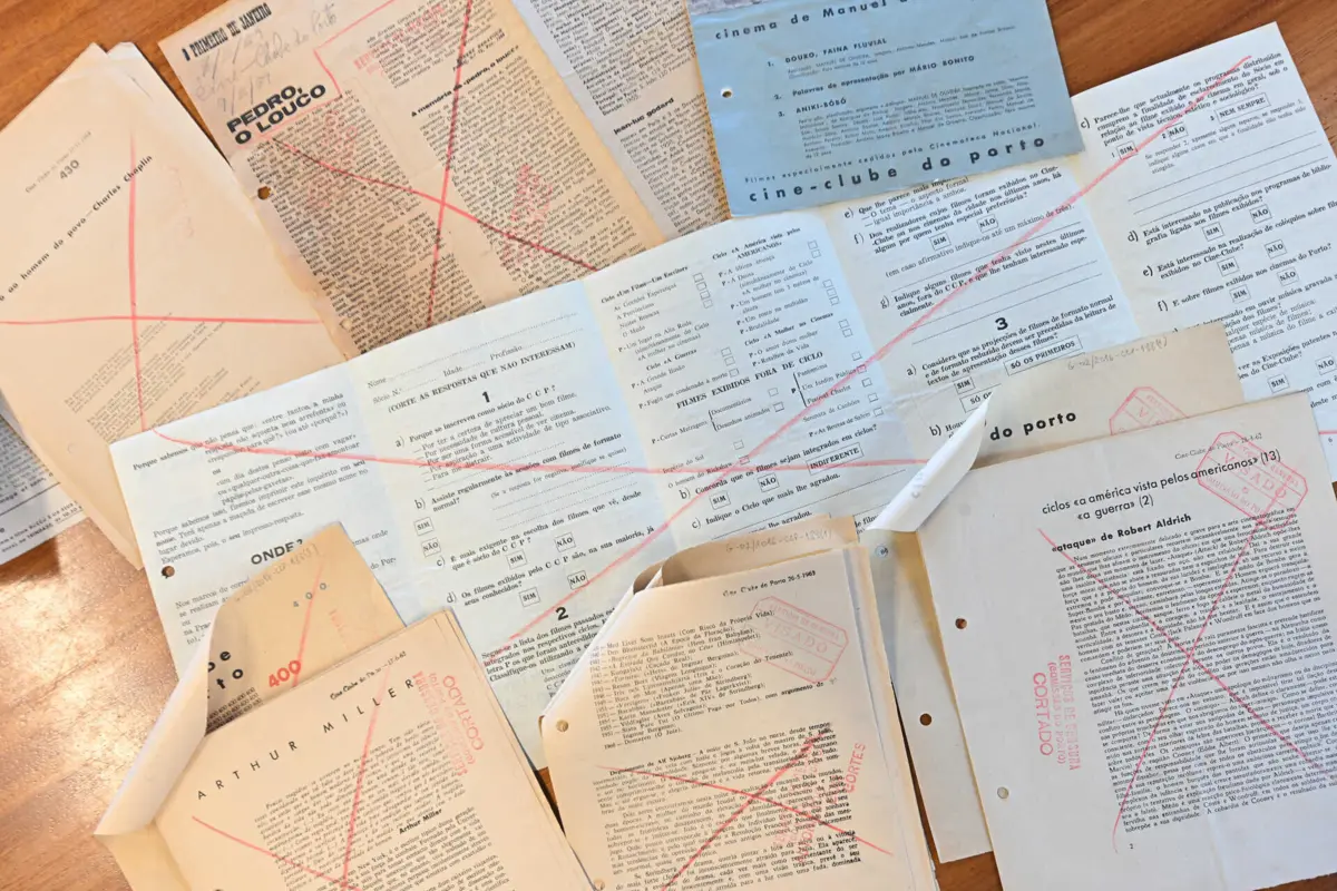 O dossier recorda que a censura se aplicava a espetáculos, livros e filmes