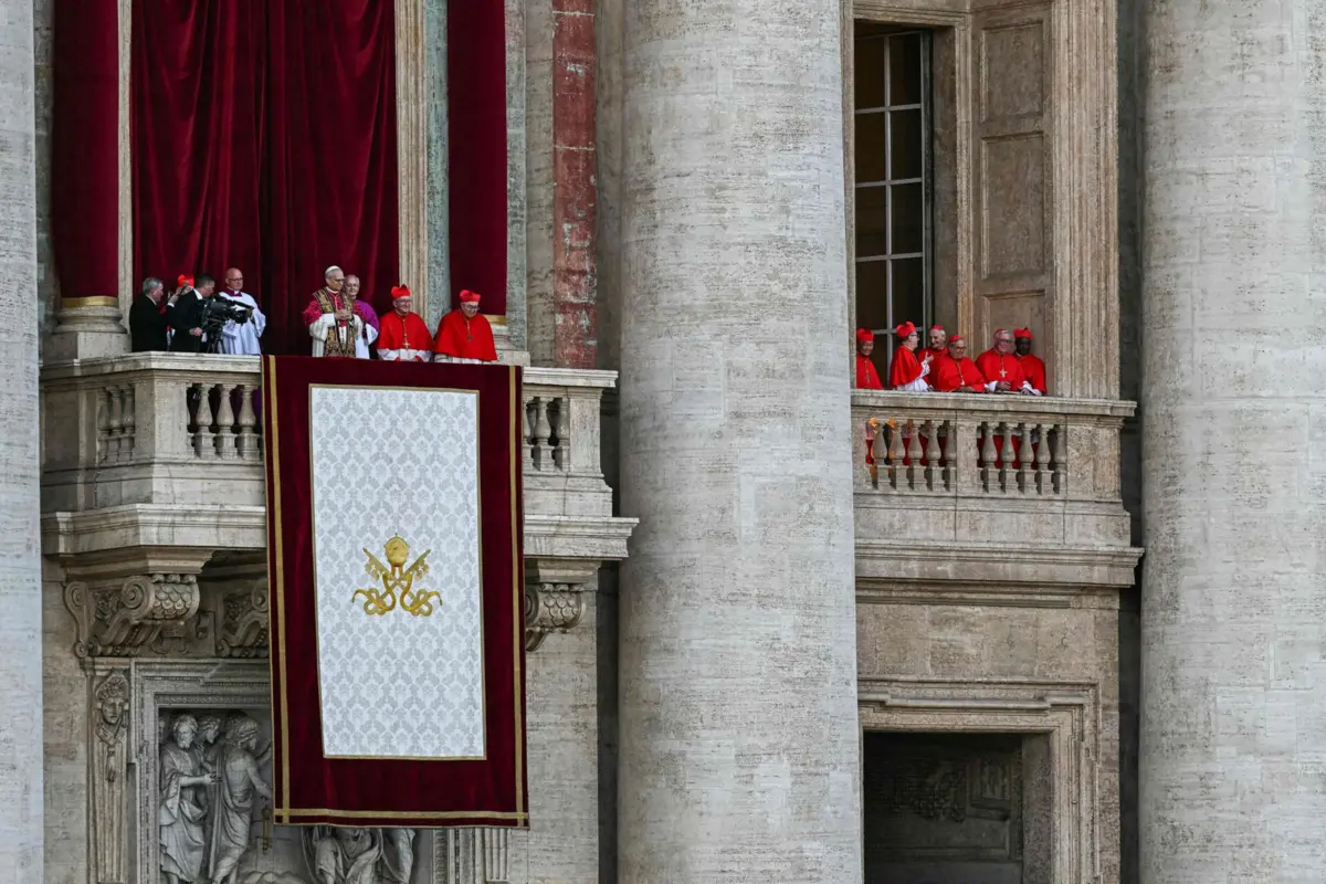 Imagem de contexto do artigo Leão XIV no leme e o Mundo continua a girar