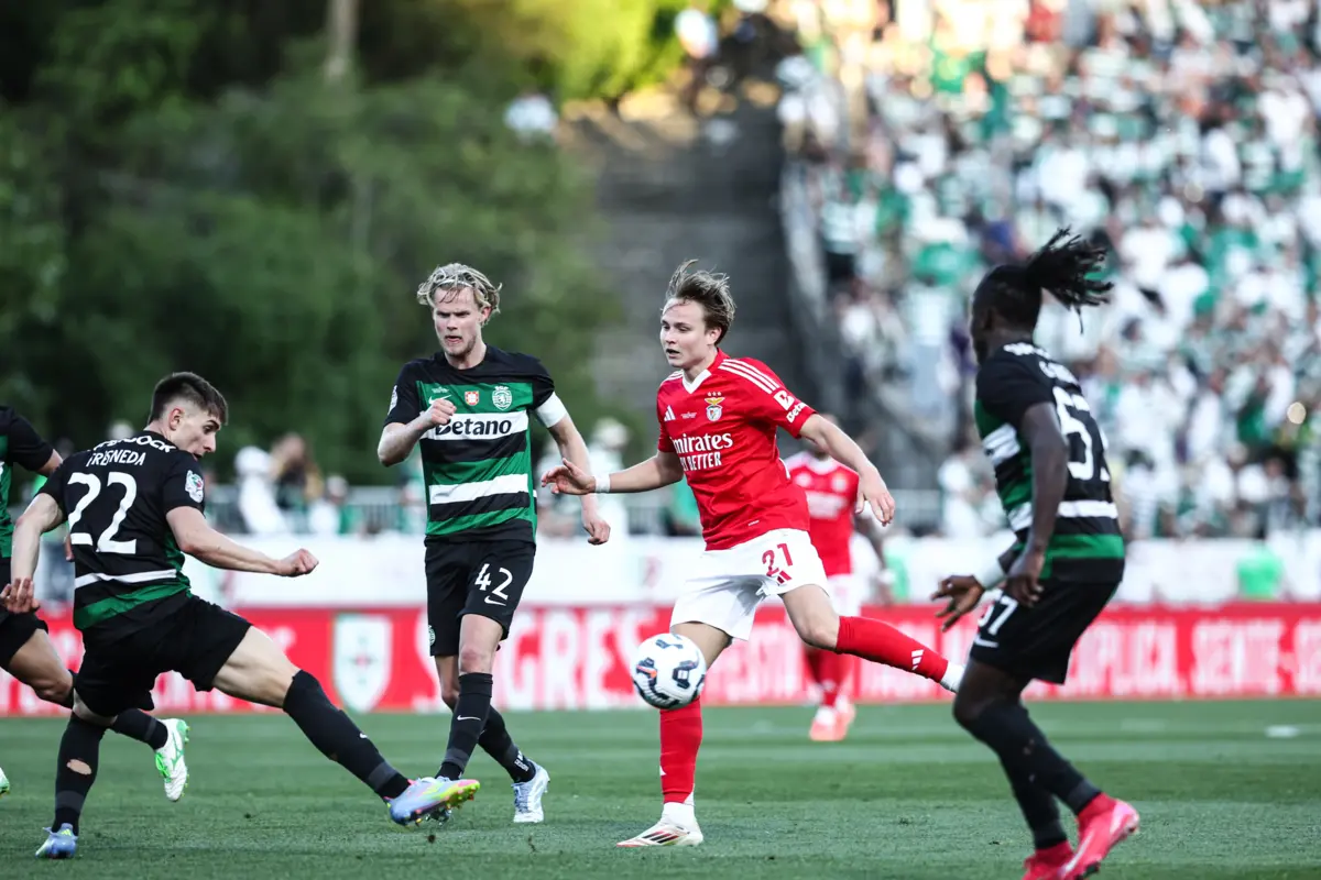 Sporting e Benfica jogam esta noite no Algarve