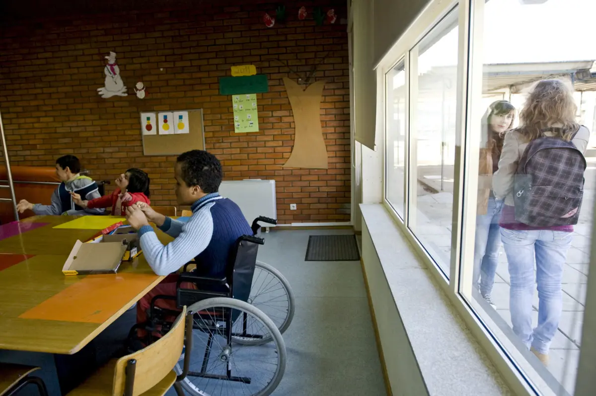 A falta de recursos humanos, desde professores do ensino especial a terapeutas da fala e assistentes operacionais, é um problema