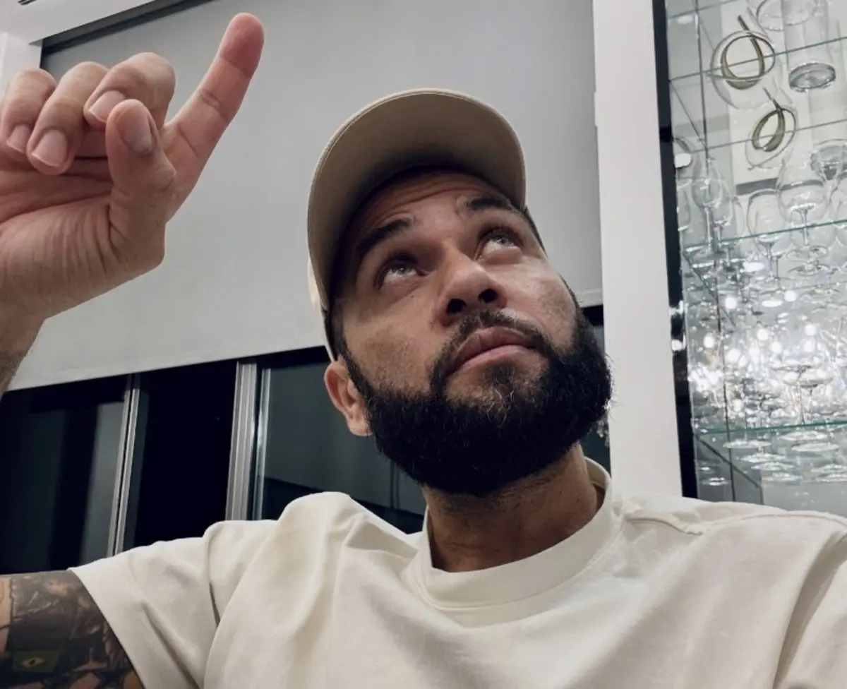 Dani Alves, ex-futebolista brasileiro e agora orador religioso, vive um novo capítulo de vida marcado pela fé e pela família