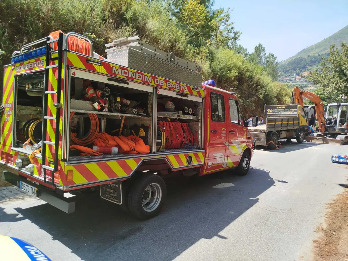 Despiste ocorreu durante os trabalhos de pavimentação de uma valeta