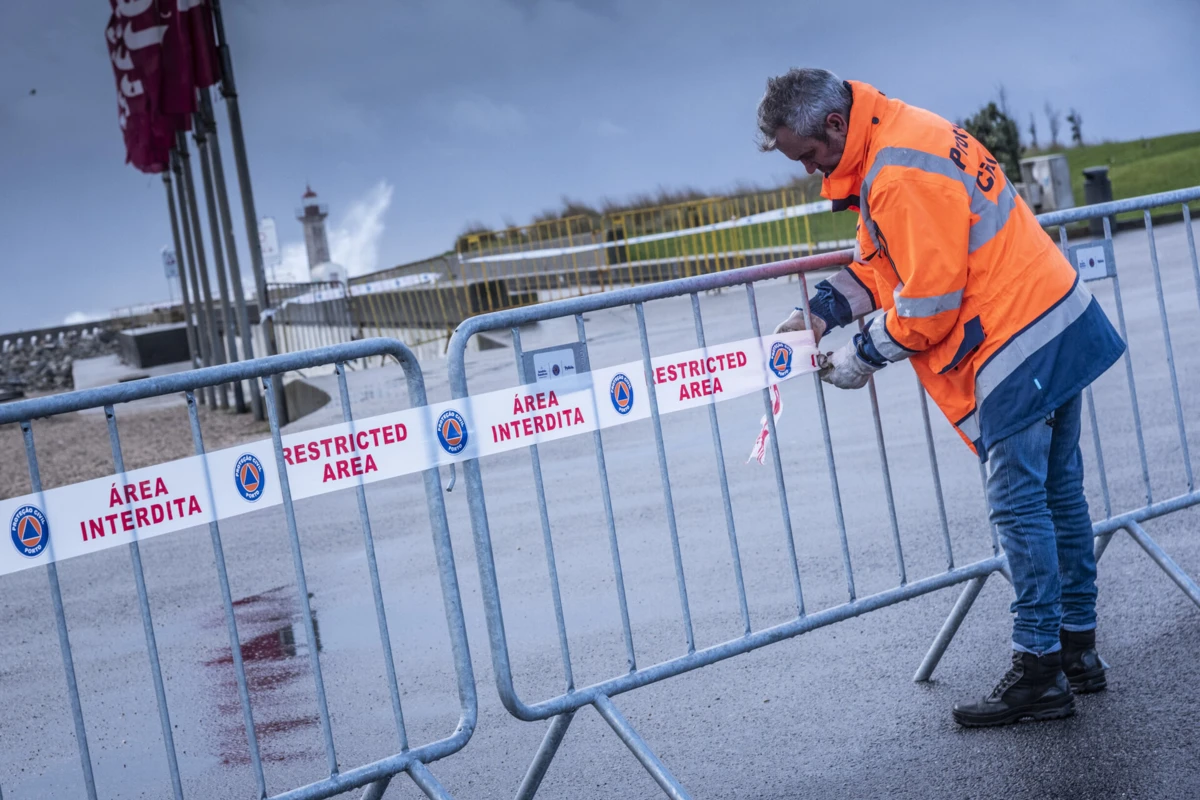 Entre as 00 e as 9 há avisos para vento forte, com rajadas até 95km/h