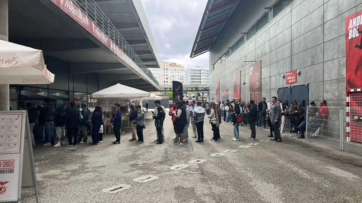 Há centenas de pessoas na fila