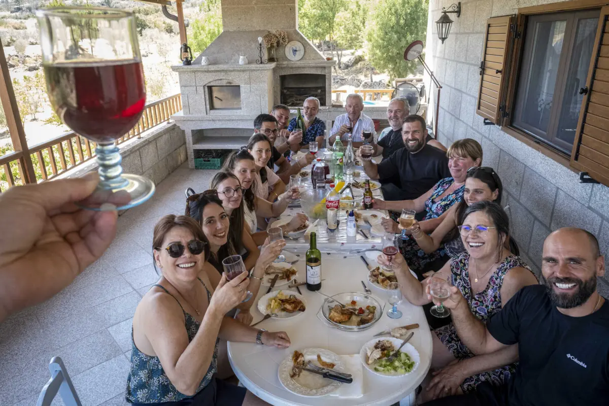 Família de Graça e Aurora à mesa em Lavandeira
